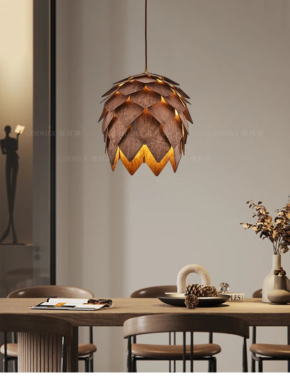 Lustre de madeira maciça com pinhas
