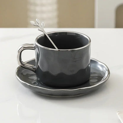 Juego de taza y platillo de cerámica: elegancia en cada sorbo