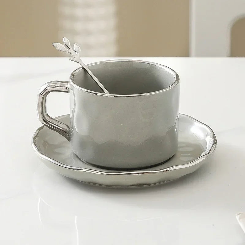 Juego de taza y platillo de cerámica: elegancia en cada sorbo