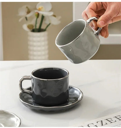 Juego de taza y platillo de cerámica: elegancia en cada sorbo
