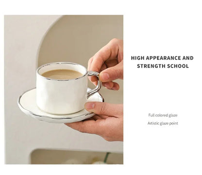 Juego de taza y platillo de cerámica: elegancia en cada sorbo