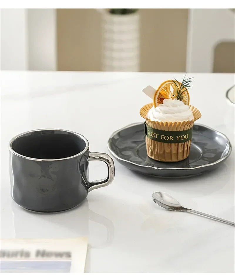 Juego de taza y platillo de cerámica: elegancia en cada sorbo