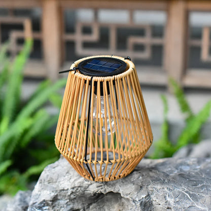 Lanterna solar de rattan SolaraWeave
