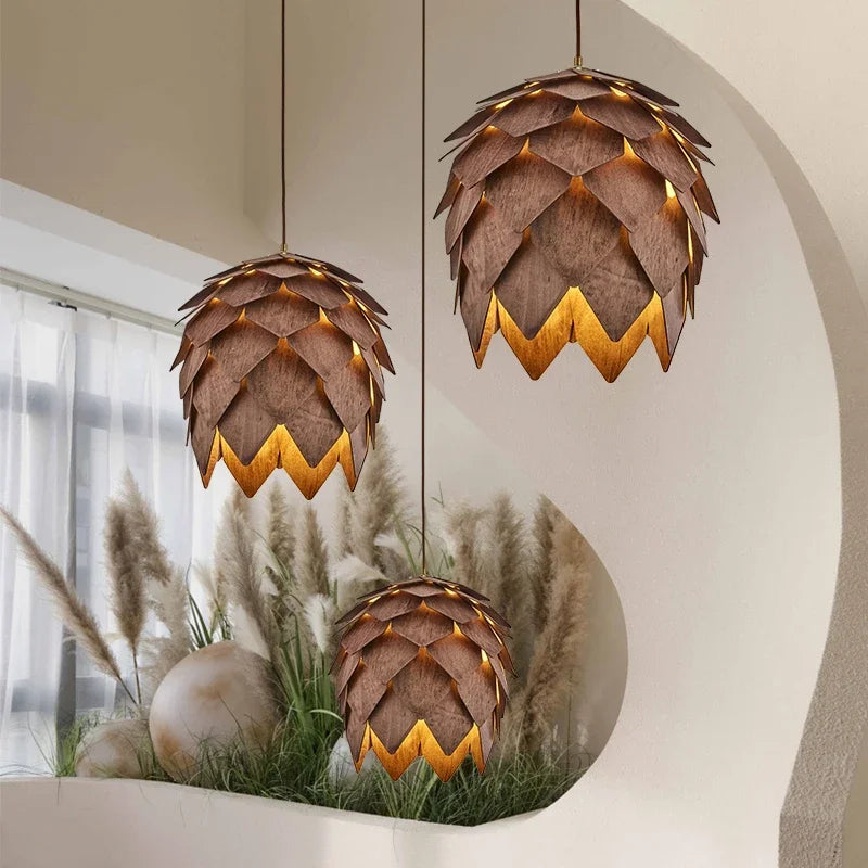 Lustre de madeira maciça com pinhas