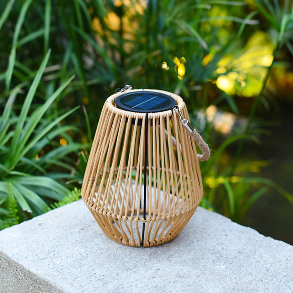 Lanterna solar de rattan SolaraWeave