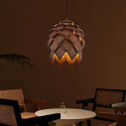 Lustre de madeira maciça com pinhas