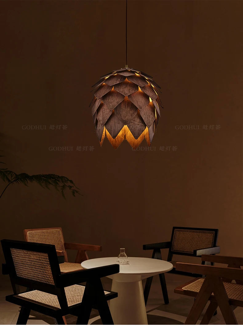Lustre de madeira maciça com pinhas