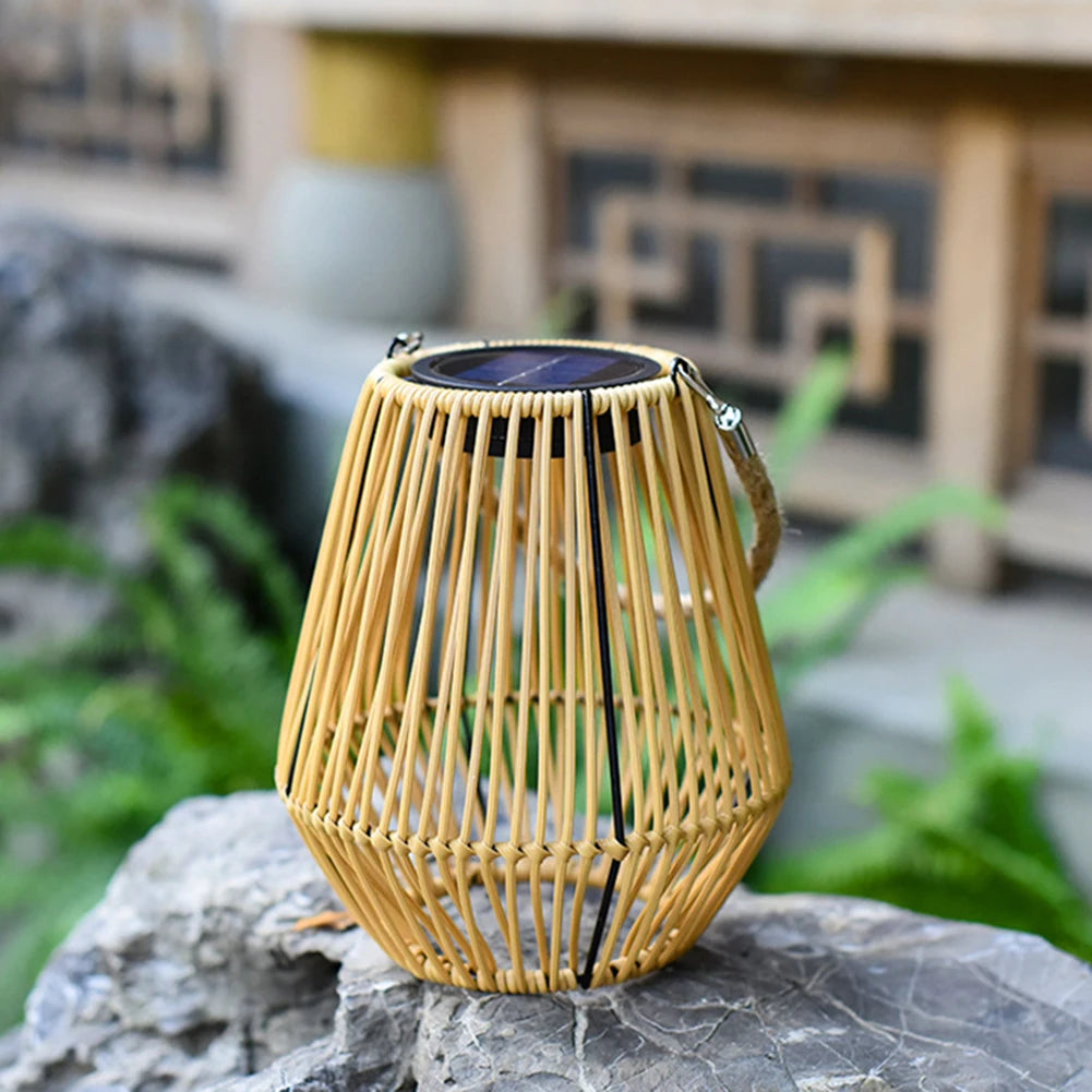 Lanterna solar de rattan SolaraWeave