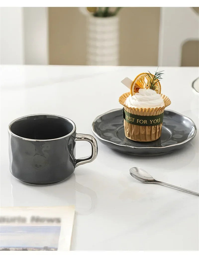 Juego de taza y platillo de cerámica: elegancia en cada sorbo