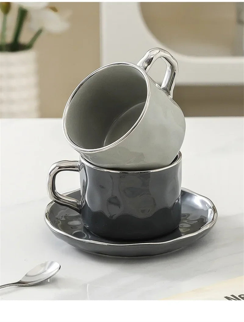 Juego de taza y platillo de cerámica: elegancia en cada sorbo